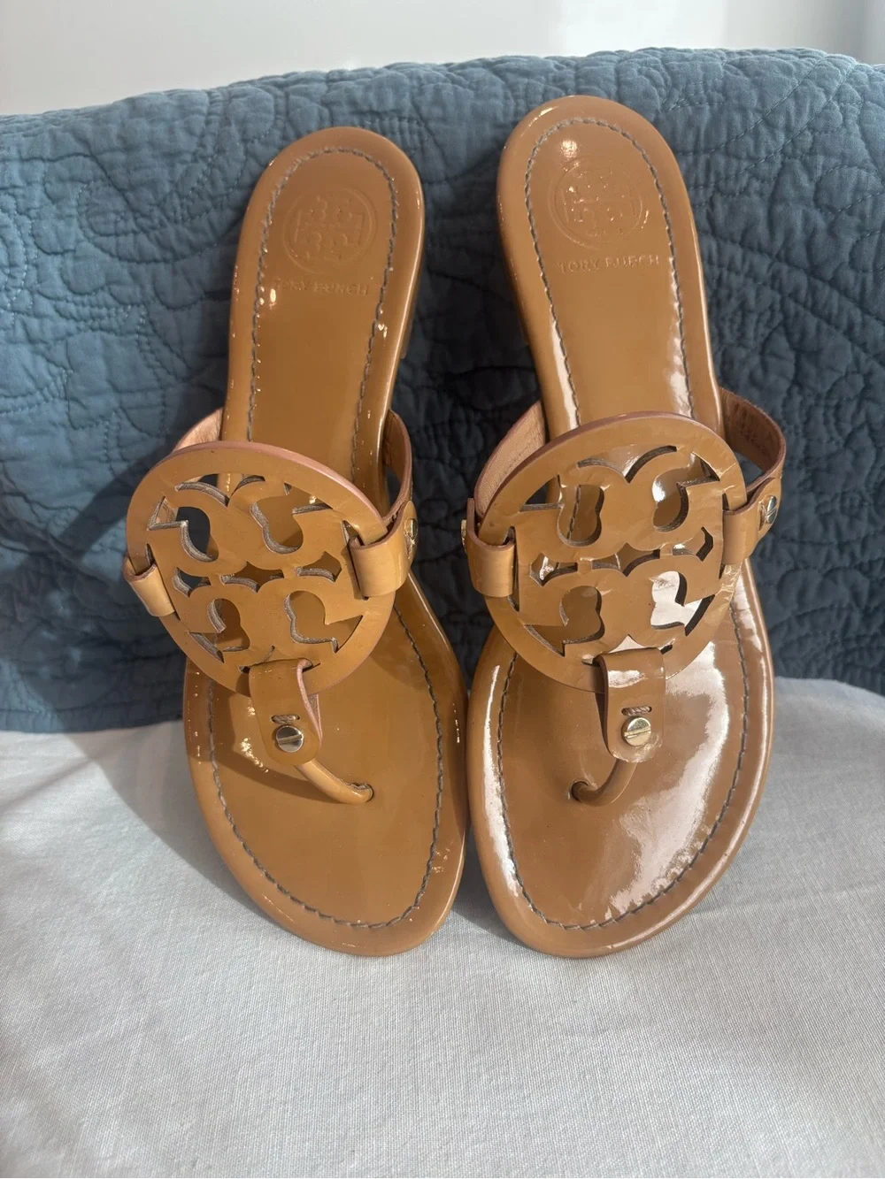 Tory Burch Miller Logo Patent Leather Thong Sandals Tan Brown Size 9